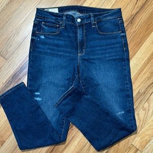 NWOT Gap Mid Rise Universal Jegging with Distressing in 14/32R